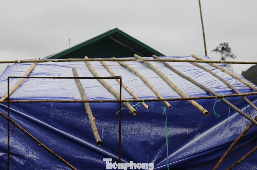 Băng giá phủ trắng làm đảo lộn cuộc sống, sinh hoạt của cán bộ chiến sỹ.