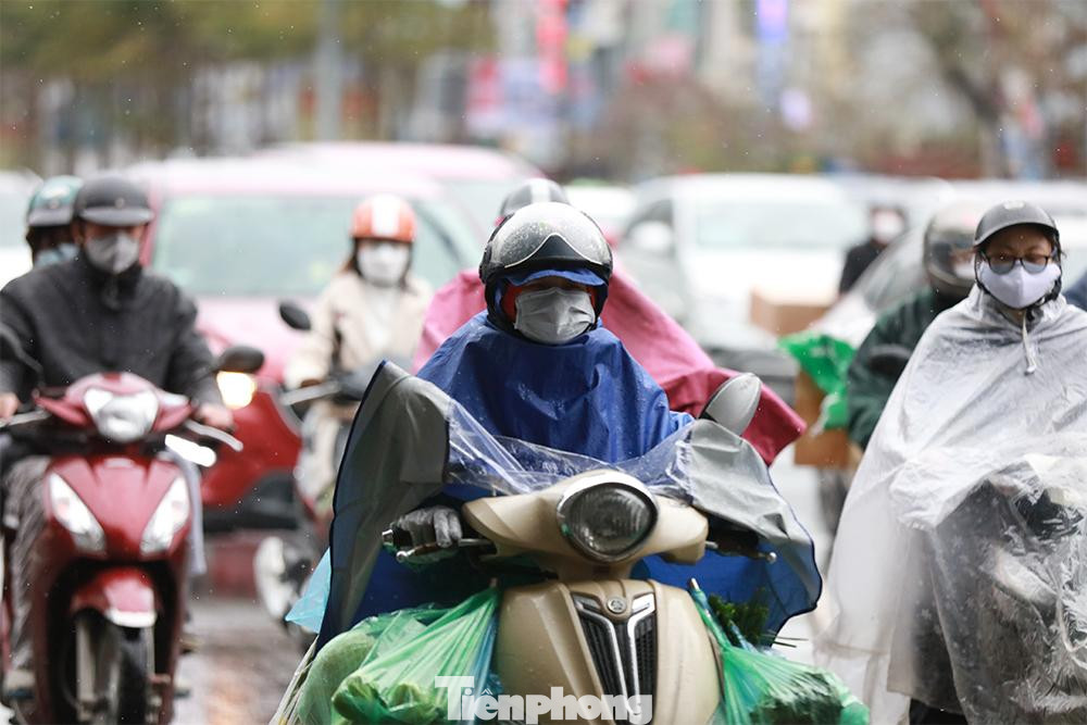 Nhiệt độ xuống thấp khiến nhiều nơi có khả năng xảy ra băng giá, mưa tuyết. Khu vực Hà Nội, người dân ra đường chịu cảnh mưa rét thấu xương.