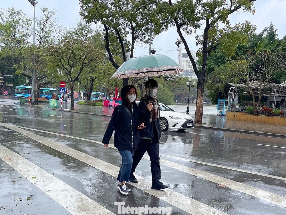 Bạn Lê Việt (quận Cầu Giấy, Hà Nội) cho biết: "Nếu không có lý do bắt buộc thì hôm nay mình đã không ra khỏi già. Quá lạnh!".