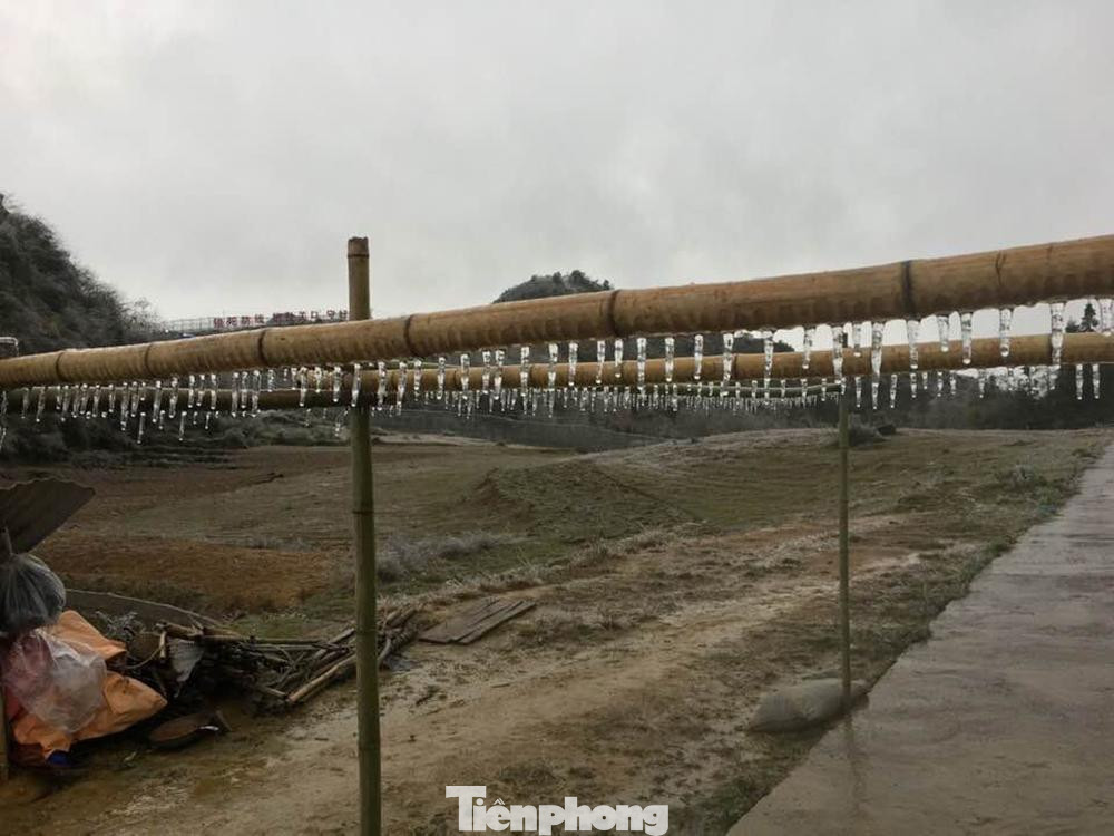 Băng tuyết xuất hiện nhiều nơi trên địa bàn huyện Mèo Vạc.