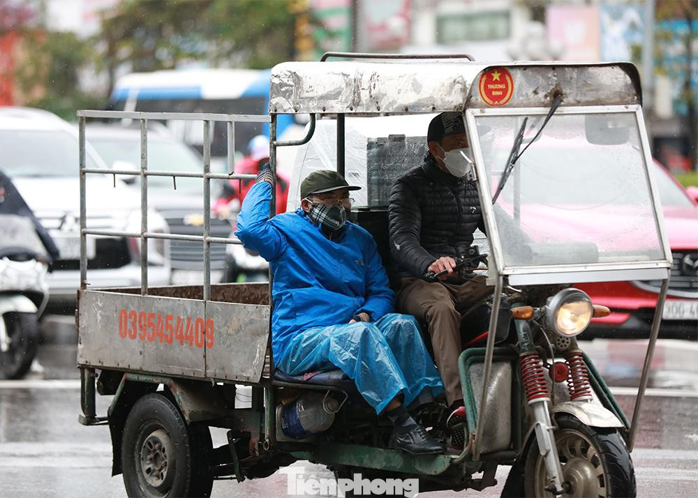 Khu vực Hà Nội ngày hôm nay (20/2) có mưa, mưa rào, cục bộ có mưa vừa, mưa to. Trời rét hại với nhiệt độ thấp nhất phổ biến 8-11 độ.