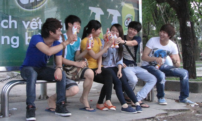 Bạn trẻ ở nhà chờ xe buýt