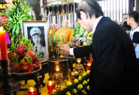 Người người thắp nén nhang mong linh hồn Đại tướng yên nghỉ