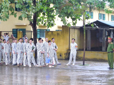 Các phạm nhân xếp hàng trước khi về buồng giam