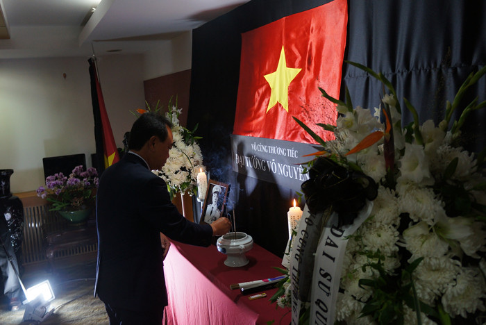 Doanh nhân Hàn Quốc tới viếng Đại tướng. Ảnh: T.Đ