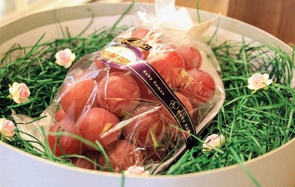 Nho 11 triệu đồng/chùm, dưa hấu 4 triệu/quả vẫn hút giới nhà giàu Việt ảnh 1