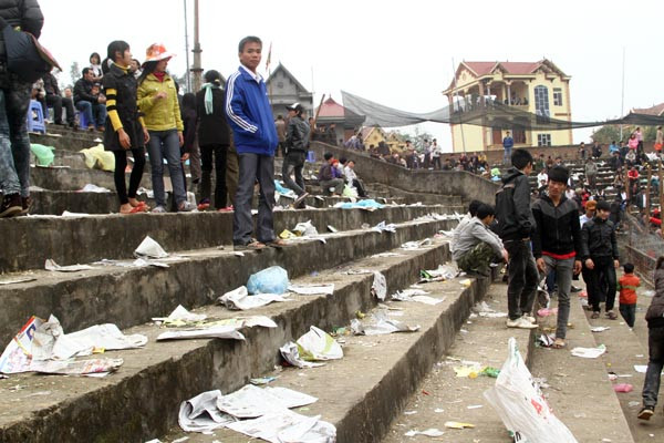 Sân vận động ngập ngụa giấy báo, rác