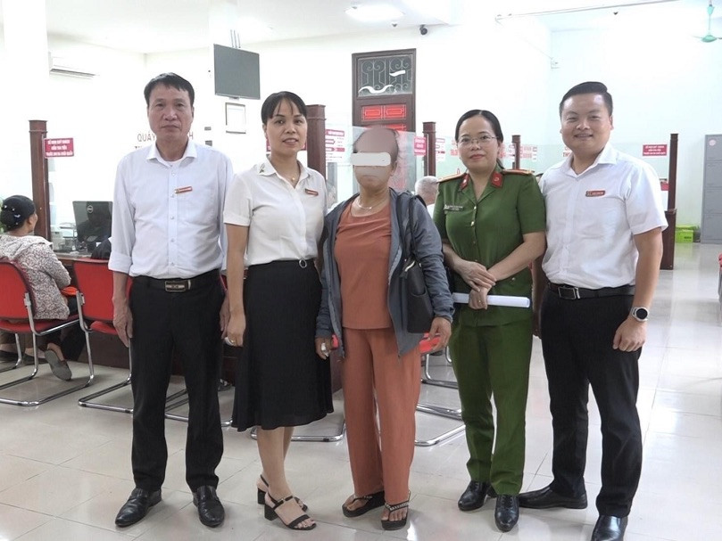 Nhân viên ngân hàng và cảnh sát ngăn chặn vụ lừa đảo hàng trăm triệu đồng. Nhân viên ngân hàng và cảnh sát ngăn chặn vụ lừa đảo hàng trăm triệu đồng.