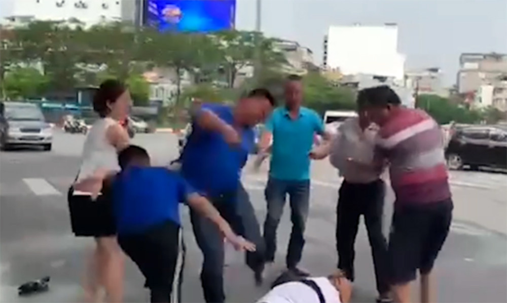 Hình ảnh phóng viên C. bị đánh. Hình ảnh phóng viên C. bị đánh.