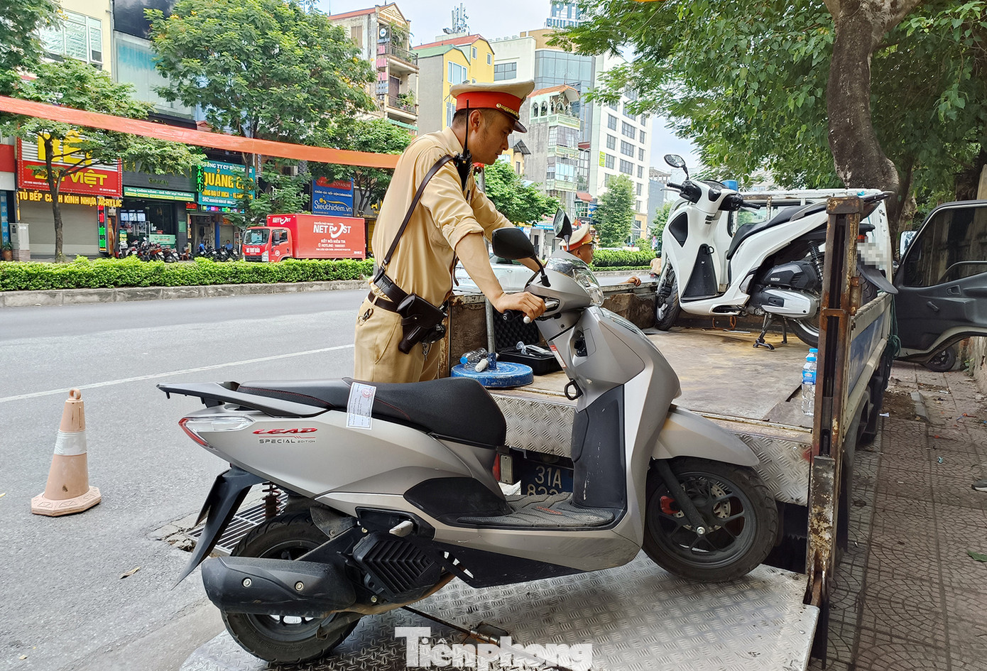 Với lỗi vi phạm nồng độ cồn, ngoài mức phạt tiền thì tài xế còn bị tước Giấy phép lái xe và tạm giữ phương tiện đến 7 ngày. Với lỗi vi phạm nồng độ cồn, ngoài mức phạt tiền thì tài xế còn bị tước Giấy phép lái xe và tạm giữ phương tiện đến 7 ngày.