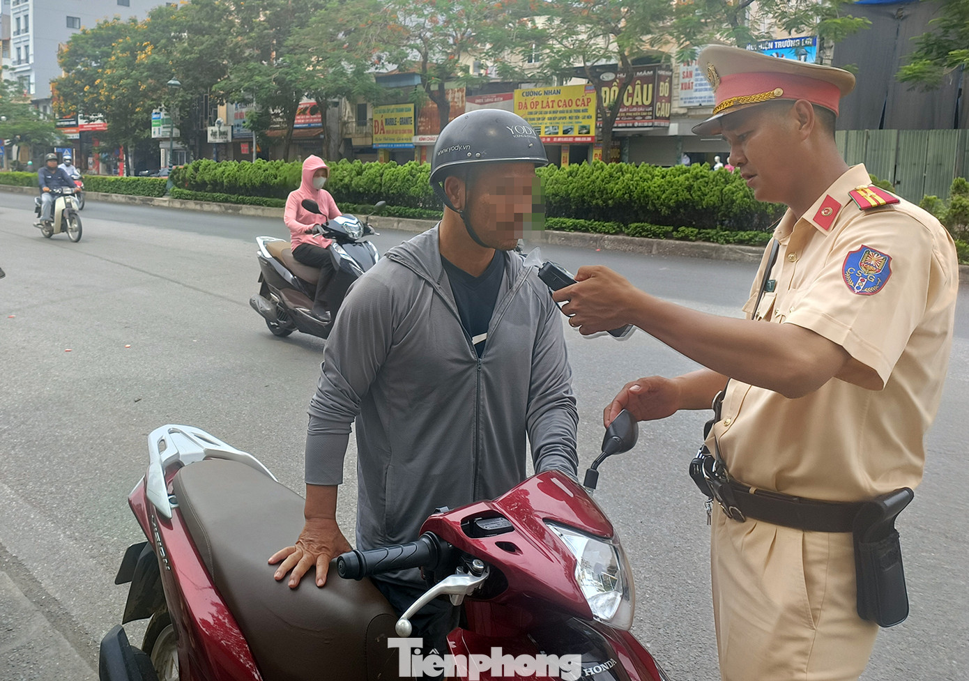 Quá trình làm nhiệm vụ, tổ công tác dừng hàng chục phương tiện xe máy để kiểm tra nồng độ cồn tài xế. Quá trình làm nhiệm vụ, tổ công tác dừng hàng chục phương tiện xe máy để kiểm tra nồng độ cồn tài xế.