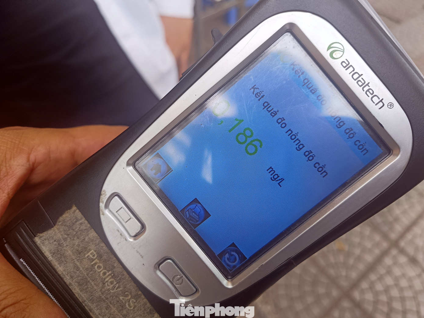 Kết quả đo nồng độ cồn tài xế T. ở mức 0,186 mg/L khí thở. Nam tài xế cho biết trưa nay có ngồi ăn uống với bạn bè ở gần đây. "Cũng chỉ vì ngồi với bạn vui quá nên tôi uống một cốc bia giải khát chứ không dám uống nhiều" - anh T. chia sẻ. Kết quả đo nồng độ cồn tài xế T. ở mức 0,186 mg/L khí thở. Nam tài xế cho biết trưa nay có ngồi ăn uống với bạn bè ở gần đây. "Cũng chỉ vì ngồi với bạn vui quá nên tôi uống một cốc bia giải khát chứ không dám uống nhiều" - anh T. chia sẻ.