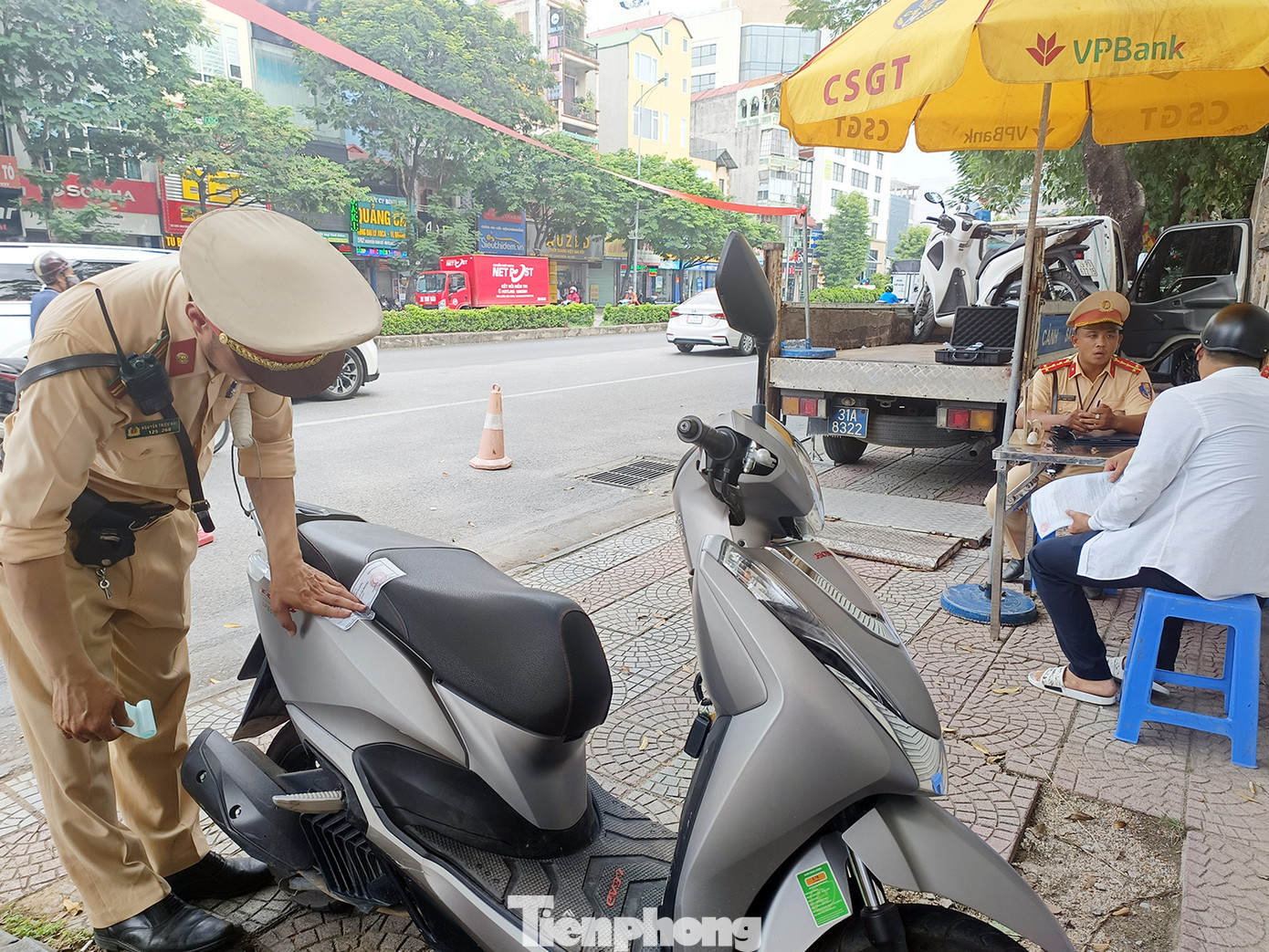 Buổi chiều khi đi làm thì anh T. bị tổ công tác dừng kiểm tra và lập biên bản xử phạt vi phạm nồng độ cồn. Buổi chiều khi đi làm thì anh T. bị tổ công tác dừng kiểm tra và lập biên bản xử phạt vi phạm nồng độ cồn.