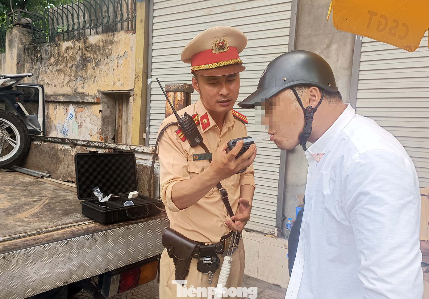 Không lâu sau đó, tổ công tác tiếp tục dừng kiểm tra nam thanh niên điều khiển xe Honda Lead BKS 22B2-826.XX. Không lâu sau đó, tổ công tác tiếp tục dừng kiểm tra nam thanh niên điều khiển xe Honda Lead BKS 22B2-826.XX.