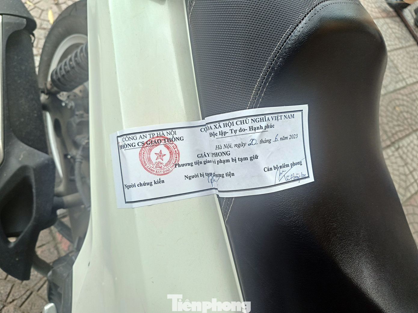 Tổ công tác tiến hành niêm phong tạm giữ phương tiện 7 ngày. Tổ công tác tiến hành niêm phong tạm giữ phương tiện 7 ngày.