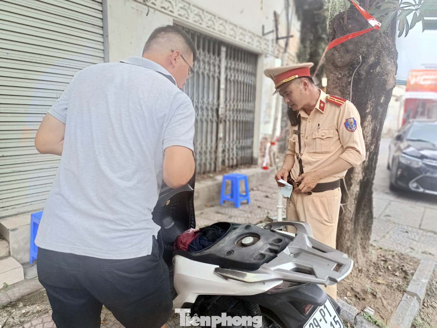 Làm việc với tổ công tác, nam tài xế cho biết tên là C. nhà ở Cầu Giấy (Hà Nội). Ông C. sang nhà người quen bên đường Nguyễn Văn Cừ chơi. "Tôi cũng hơi cả nể uống có 1 cốc bia. Giờ trên đường về nhà thì bị tổ công tác dừng kiểm tra" - ông C. phân trần. Làm việc với tổ công tác, nam tài xế cho biết tên là C. nhà ở Cầu Giấy (Hà Nội). Ông C. sang nhà người quen bên đường Nguyễn Văn Cừ chơi. "Tôi cũng hơi cả nể uống có 1 cốc bia. Giờ trên đường về nhà thì bị tổ công tác dừng kiểm tra" - ông C. phân trần.