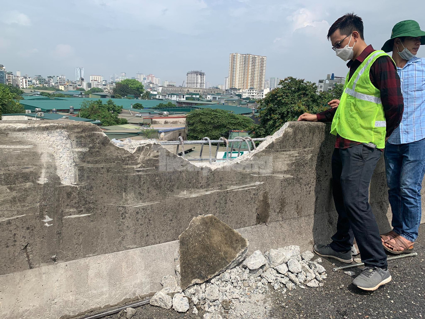 Mảng bê tông bị vỡ. Ảnh: H.M