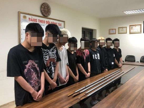 Nhóm thanh niên bị tạm giữ.