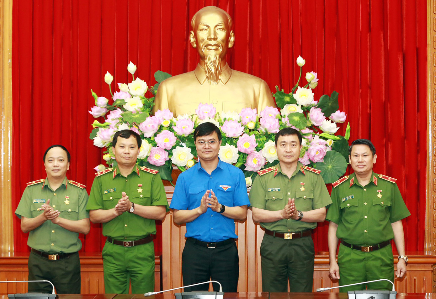 Bí thư Thứ nhất Trung ương Đoàn Bùi Quang Huy trao Kỷ niệm chương "Vì thế hệ trẻ" tặng các đồng chí lãnh đạo các đơn vị trực thuộc Bộ Công an. Bí thư Thứ nhất Trung ương Đoàn Bùi Quang Huy trao Kỷ niệm chương "Vì thế hệ trẻ" tặng các đồng chí lãnh đạo các đơn vị trực thuộc Bộ Công an.