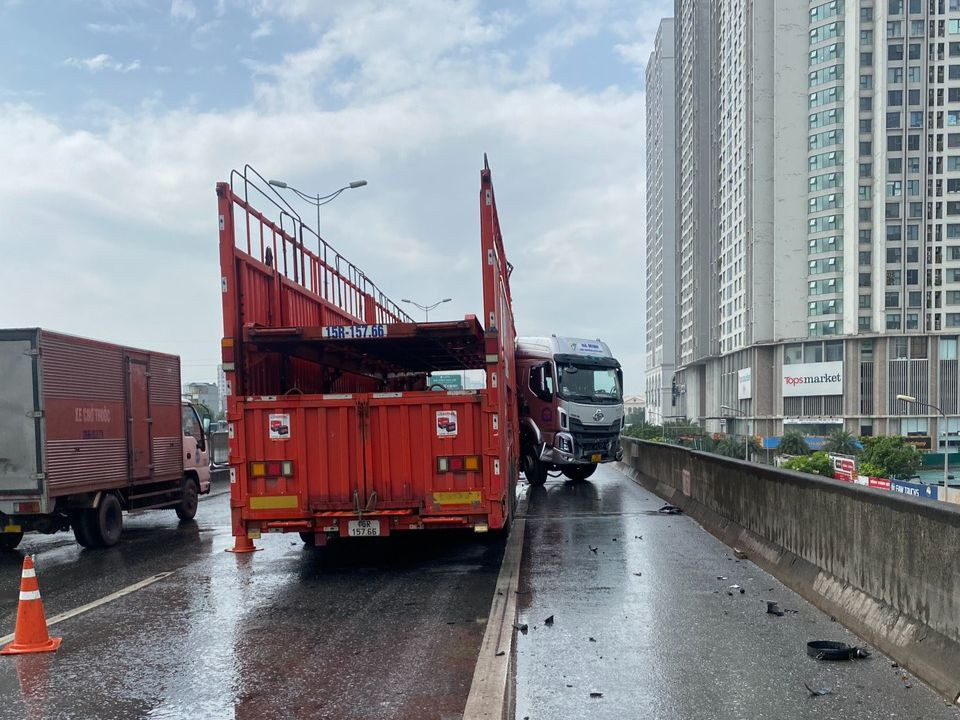 Xe tải đầu kéo dừng giữa đường.