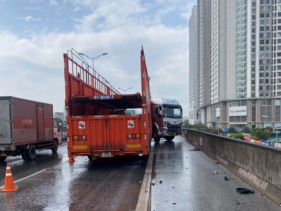 Xe tải đầu kéo dừng giữa đường.