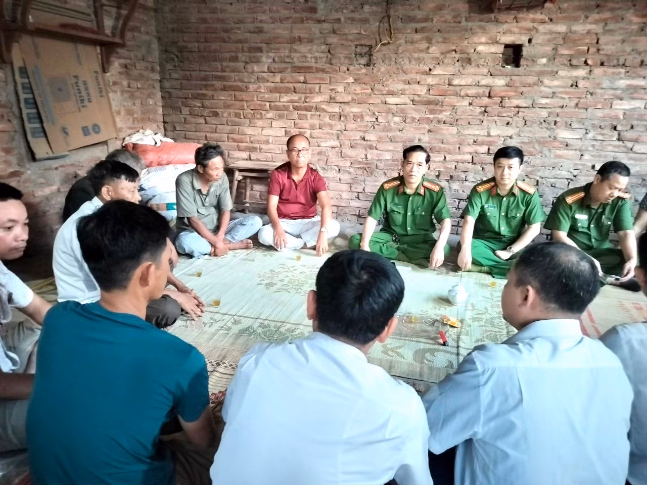 Đoàn công tác đại diện Công an huyện Mỹ Đức đến nhà xin lỗi gia đình bị hại. Đoàn công tác đại diện Công an huyện Mỹ Đức đến nhà xin lỗi gia đình bị hại.