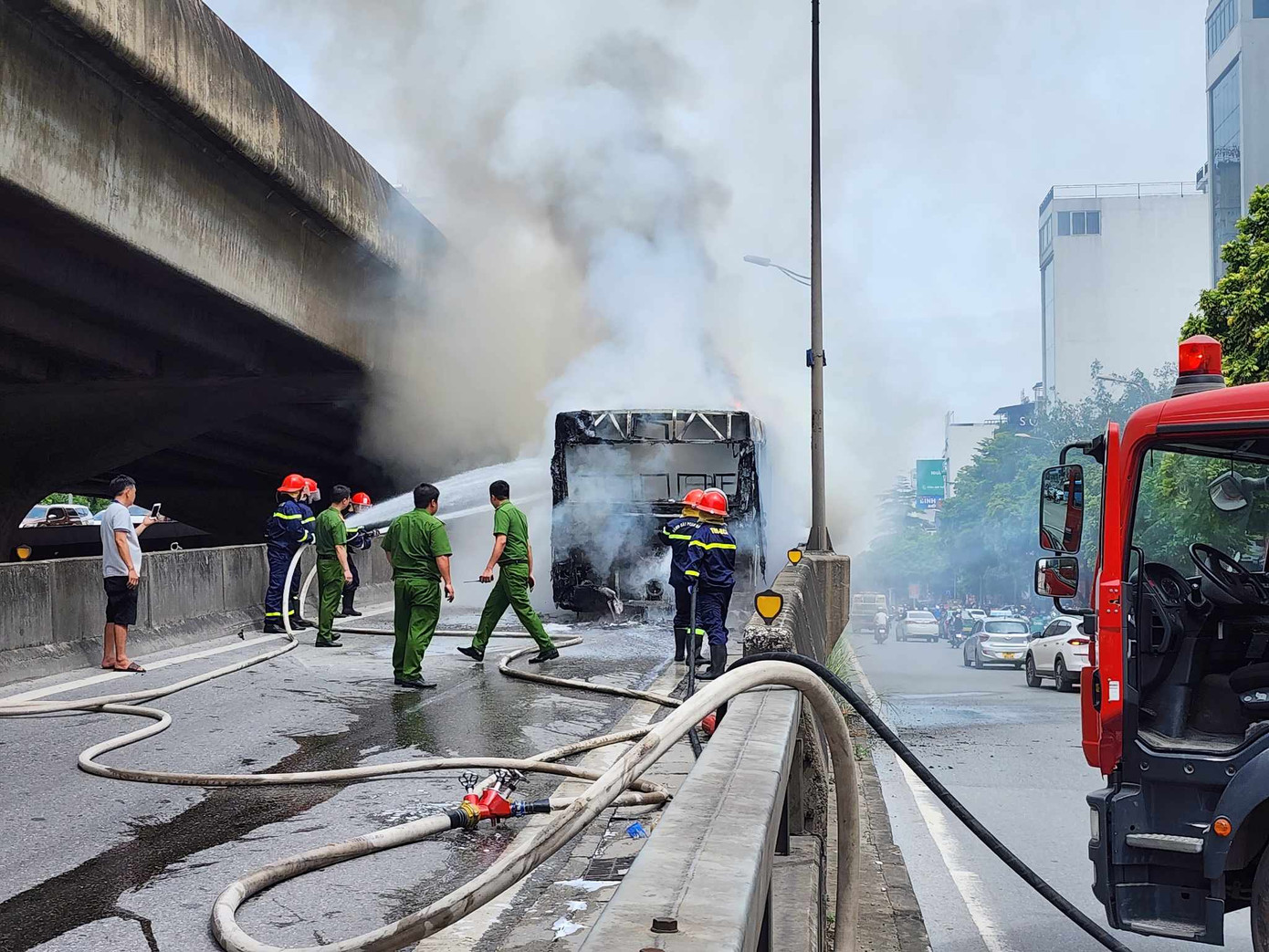 Chiếc xe cháy trơ khung.