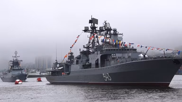 Một khinh hạm và một tàu hộ tống của Nga ở thành phố cảng Vladivostok. Ảnh: Sputnik
