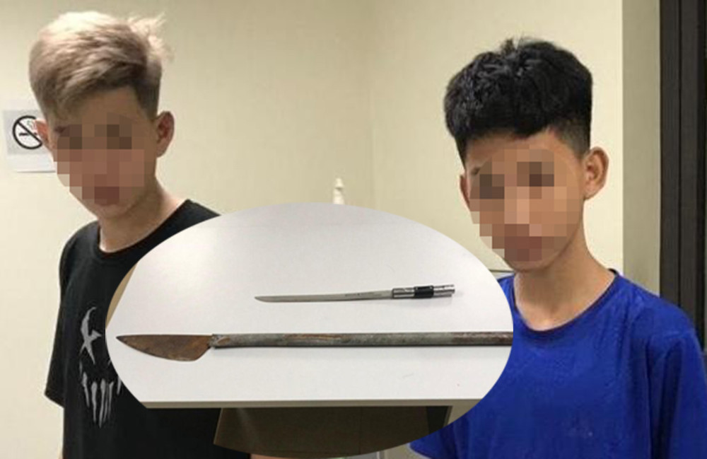 Hai thanh niên cùng tang vật.