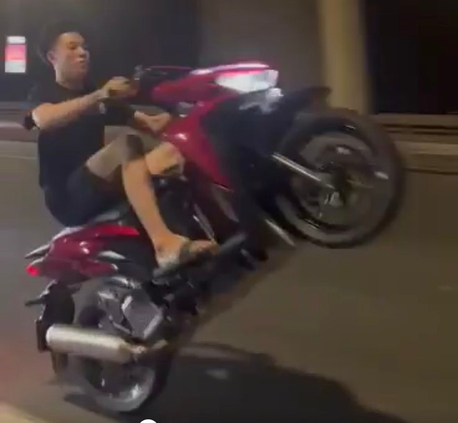 Hình ảnh Ph. "bốc đầu" xe máy trên mạng xã hội. Hình ảnh Ph. "bốc đầu" xe máy trên mạng xã hội.