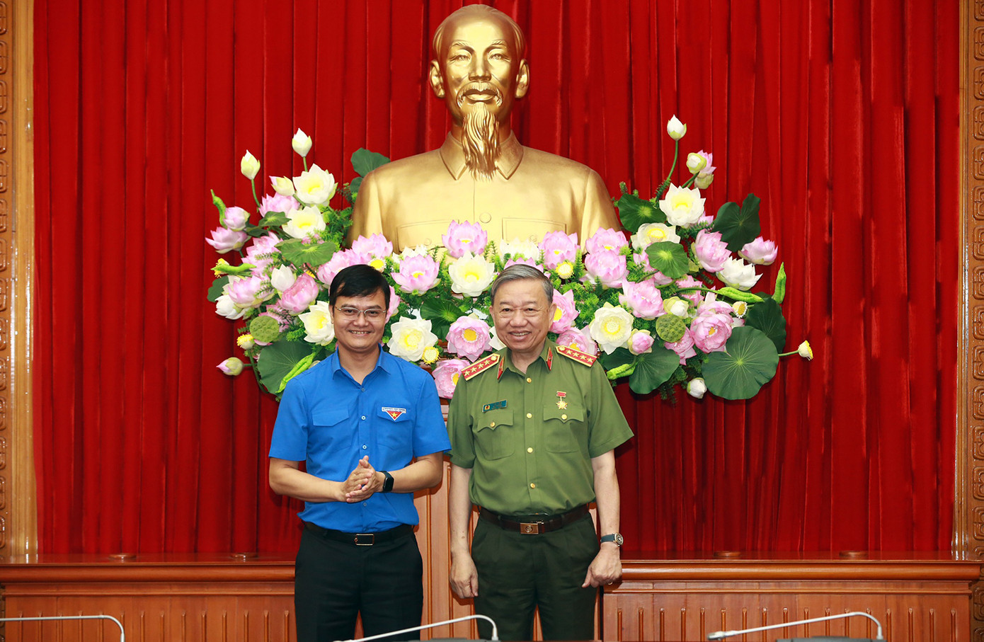 Bí thư Thứ nhất Trung ương Đoàn Bùi Quang Huy trao Kỷ niệm chương "Vì thế hệ trẻ" tặng Bộ trưởng Tô Lâm. Bí thư Thứ nhất Trung ương Đoàn Bùi Quang Huy trao Kỷ niệm chương "Vì thế hệ trẻ" tặng Bộ trưởng Tô Lâm.