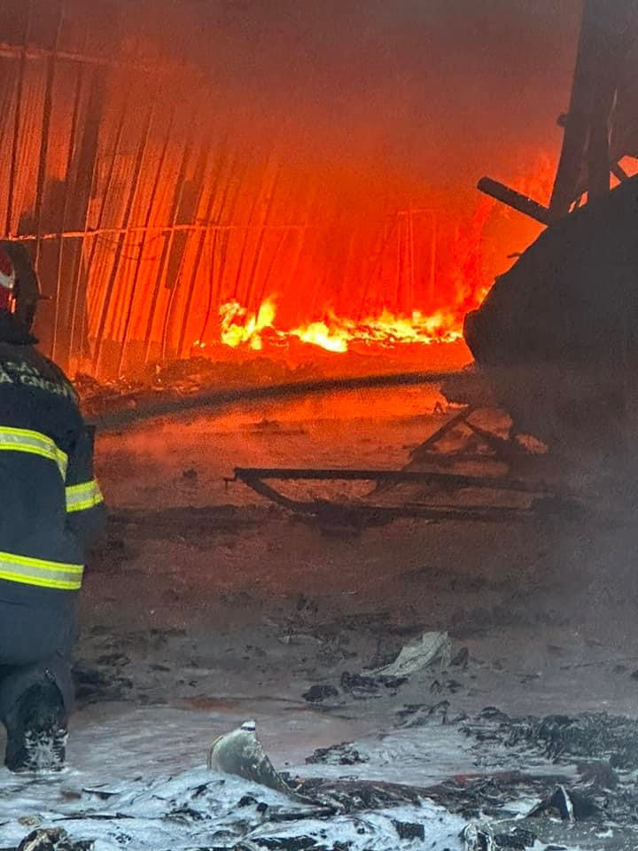 Tài sản bên trong gara bị thiêu rụi. Tài sản bên trong gara bị thiêu rụi.