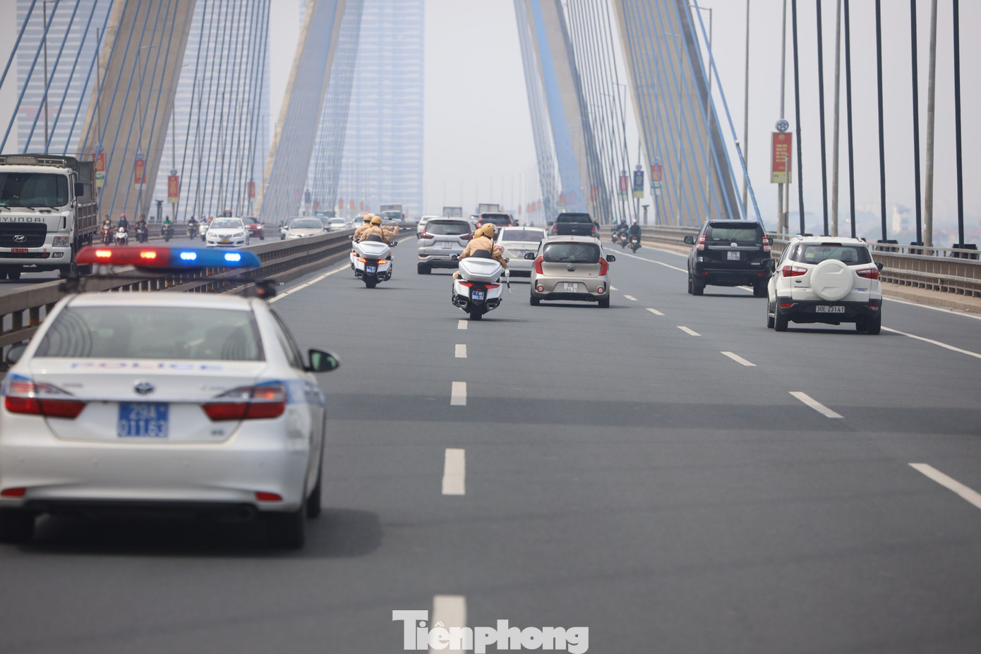 Dàn xe Honda Gold Wing 1800 phân khối di chuyển trên cầu Nhật Tân (Hà Nội).