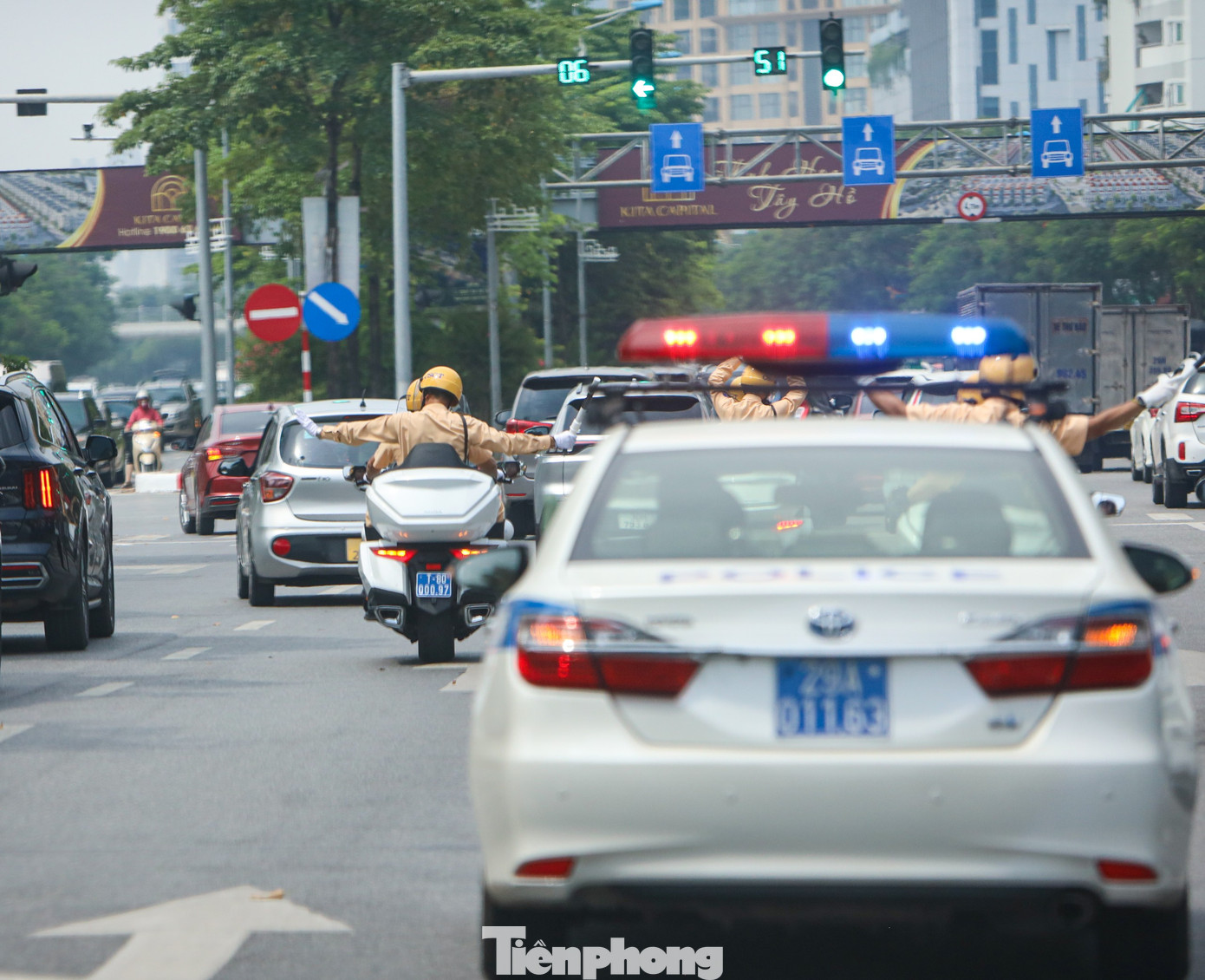 Đội hình mũi tên gồm 3 xe mô tô đi trước làm nhiệm vụ mở đường, dừng các xe đi qua giao lộ.