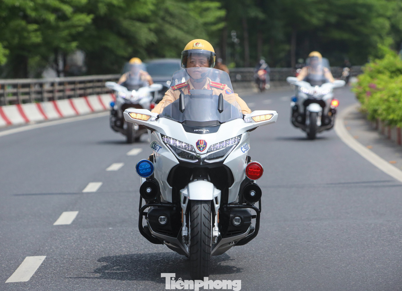 Còn 3 xe đi sau &quot;khóa đuôi&quot; để các phương tiện khác không thể xâm nhập vào đoàn.