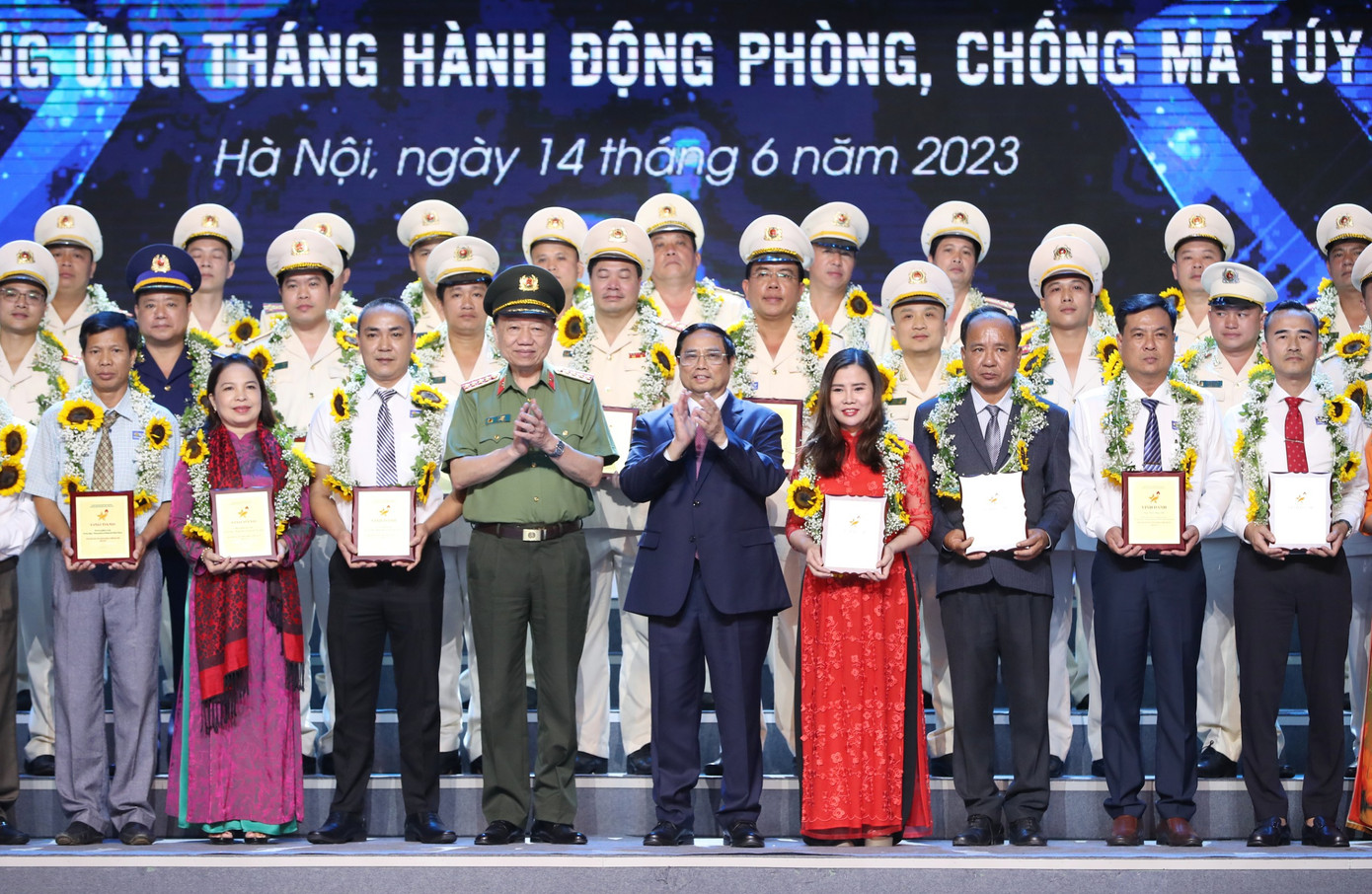 Thủ tướng Phạm Minh Chính và Bộ trưởng Bộ Công an Tô Lâm cùng đại diện các tập thể, cá nhân điển hình tiên tiến trong công tác phòng, chống ma túy toàn quốc.