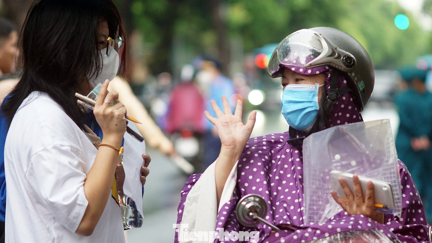 Thí sinh được người nhà đưa đến điểm thi.