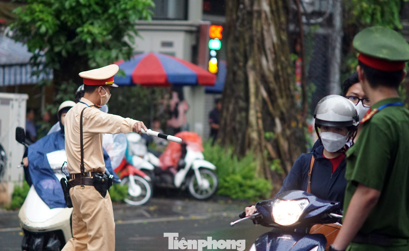 Ghi nhận tại điểm thi trường THPT Trần Phú (Hà Nội), từ 6h sáng lực lượng CSGT đã có mặt phân luồng giao thông.