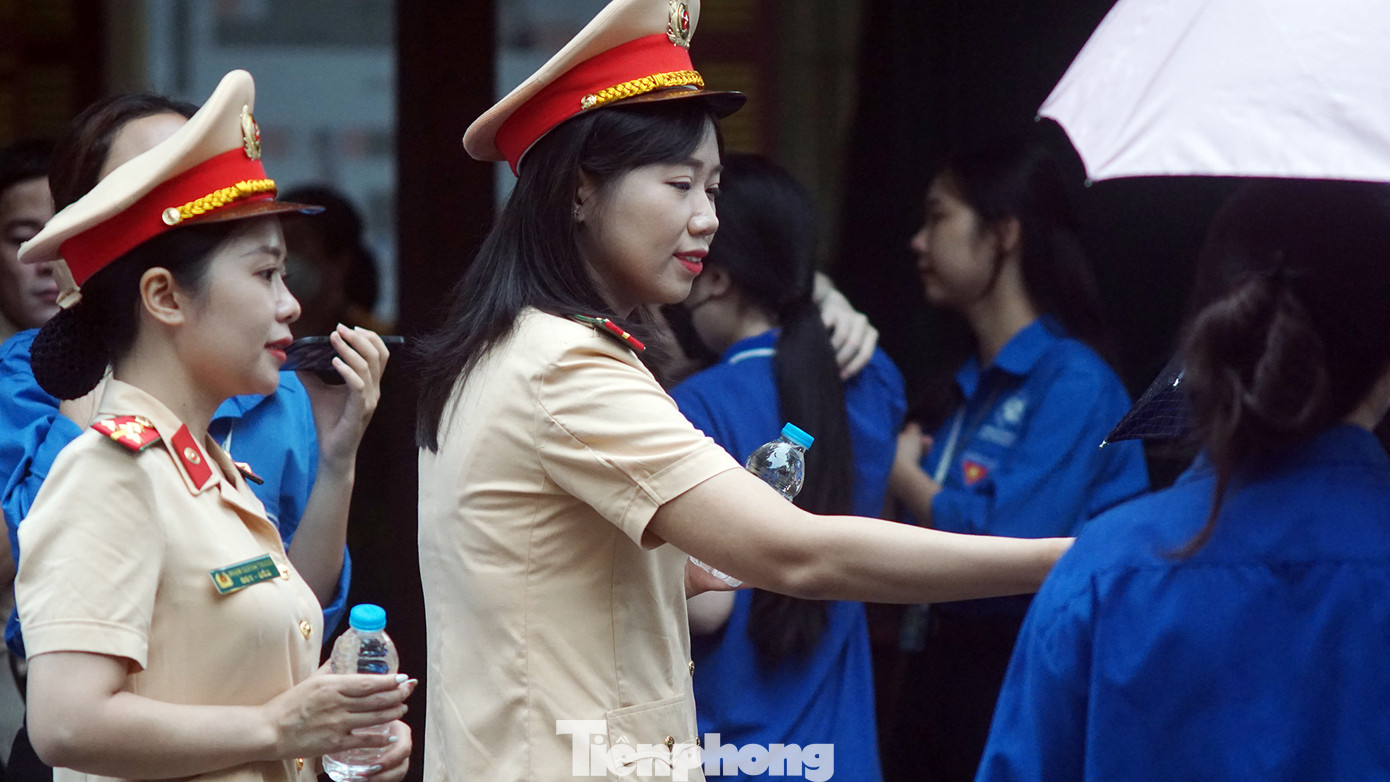 Bên cạnh đó, Đội CSGT đường bộ số 1 cũng bố trí lực lượng trên tuyến nếu có trường hợp thí sinh gặp sự cố thì sẽ phương tiện của đội CSGT số 1 đưa đến điểm thi kịp thời.