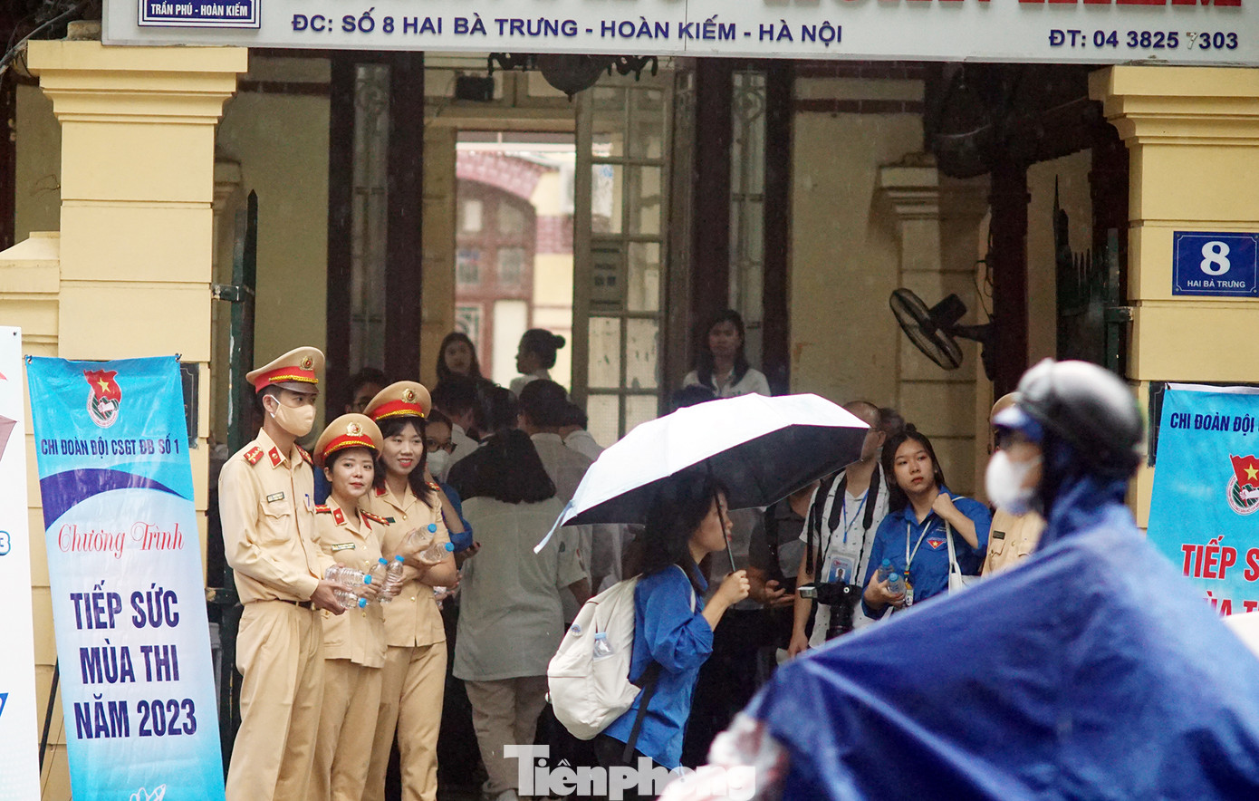 Tại khu vực cổng trường, các cán bộ CSGT hỗ trợ tặng những chai nước lọc cho thí sinh.