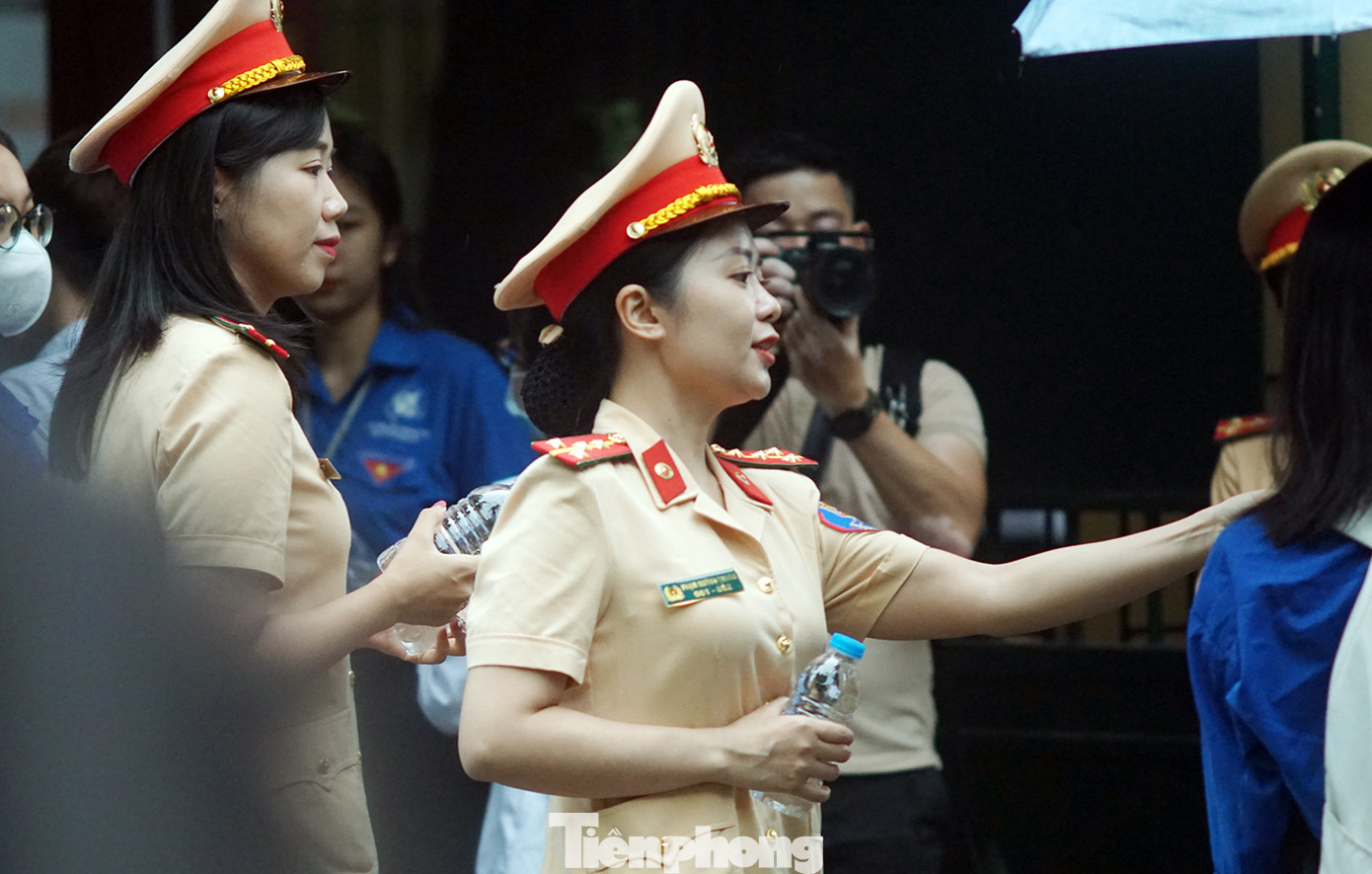 Đại úy Nguyễn Mạnh Tuấn - Bí thư đoàn Đội CSGT đường bộ số 1, Phòng CSGT Hà Nội cho biết, đơn vị bố trí cán bộ, chiến sĩ phân luồng tại các điểm thi từ 5h30 để hỗ trợ các thí sinh di chuyển được thuận lợi. “Trời mưa khiến lưu lượng phương tiện nhất là ô tô đưa con em đến điểm thi sẽ tăng cao, do đó chúng tôi có phương án phân luồng từ xa tránh ùn tắc trước các điểm thi” - đại úy Tuấn nói và khuyến cáo các bậc phụ huynh chủ động đưa con em đến sớm để tránh xảy ra sự cố trên đường.