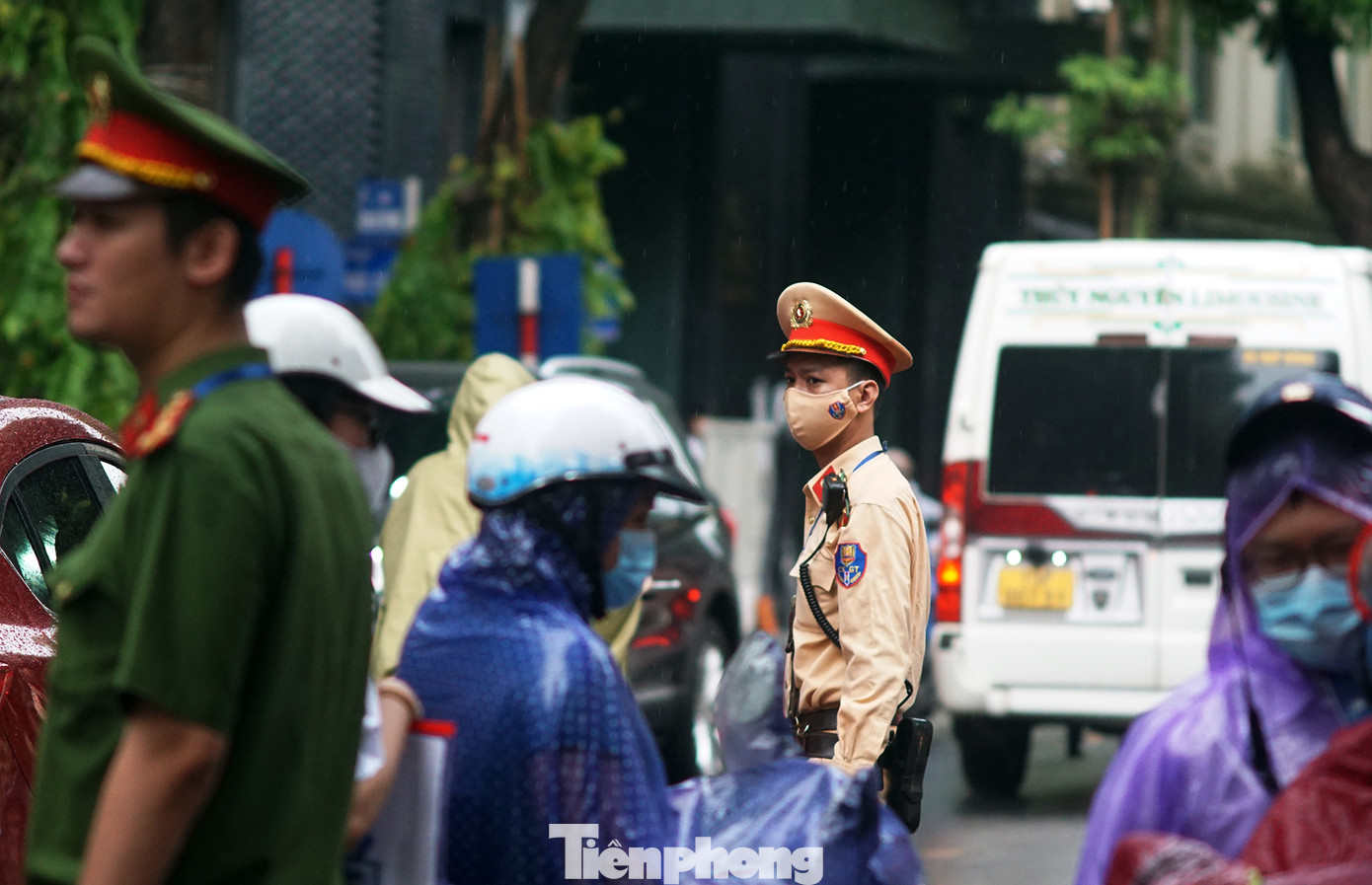 Thời điểm này trời có mưa, CSGT vất vả hướng dẫn, điều tiết giao thông khi nhiều phụ huynh dừng đỗ dưới lòng đường.