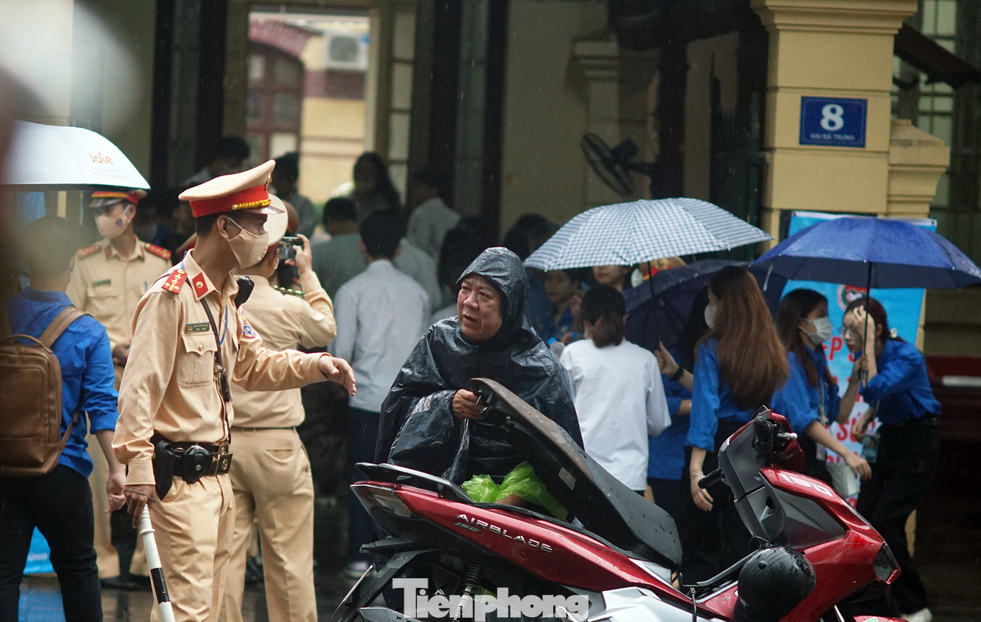 Sáng nay, các thí sinh thi Môn Ngữ văn - môn thi đầu tiên của kỳ thi tốt nghiệp THPT.