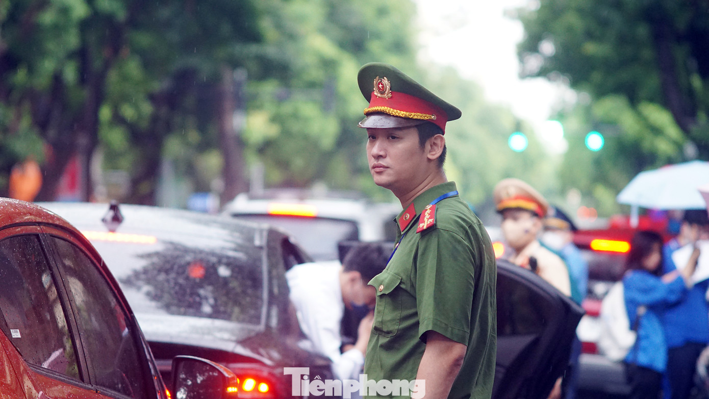 Lực lượng Công an sở tại cũng được huy động điều tiết giao thông.