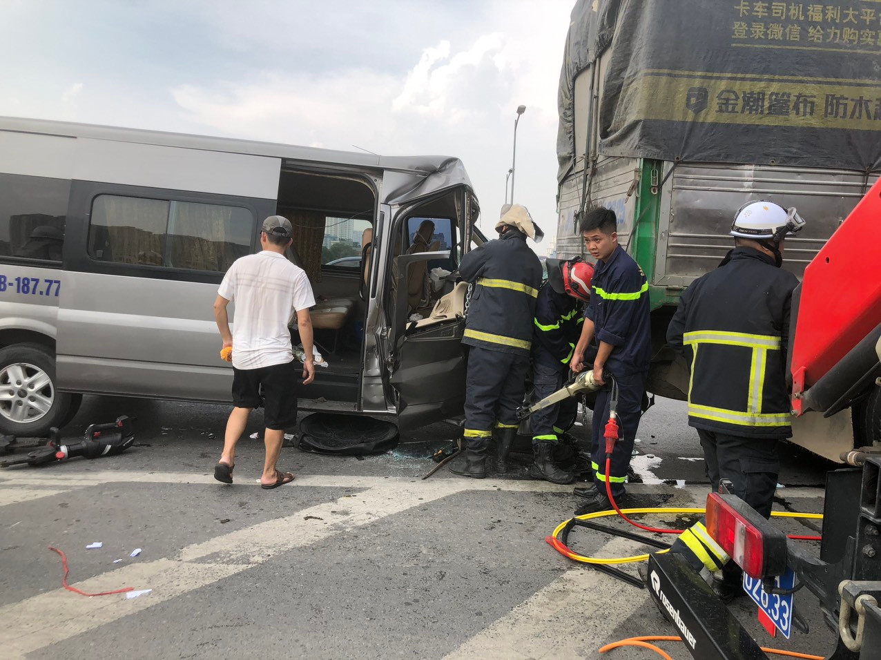 Cảnh sát PCCC&CNCH dùng thiết bị chuyên dụng cứu nạn nhân ra ngoài. Cảnh sát PCCC&CNCH dùng thiết bị chuyên dụng cứu nạn nhân ra ngoài.