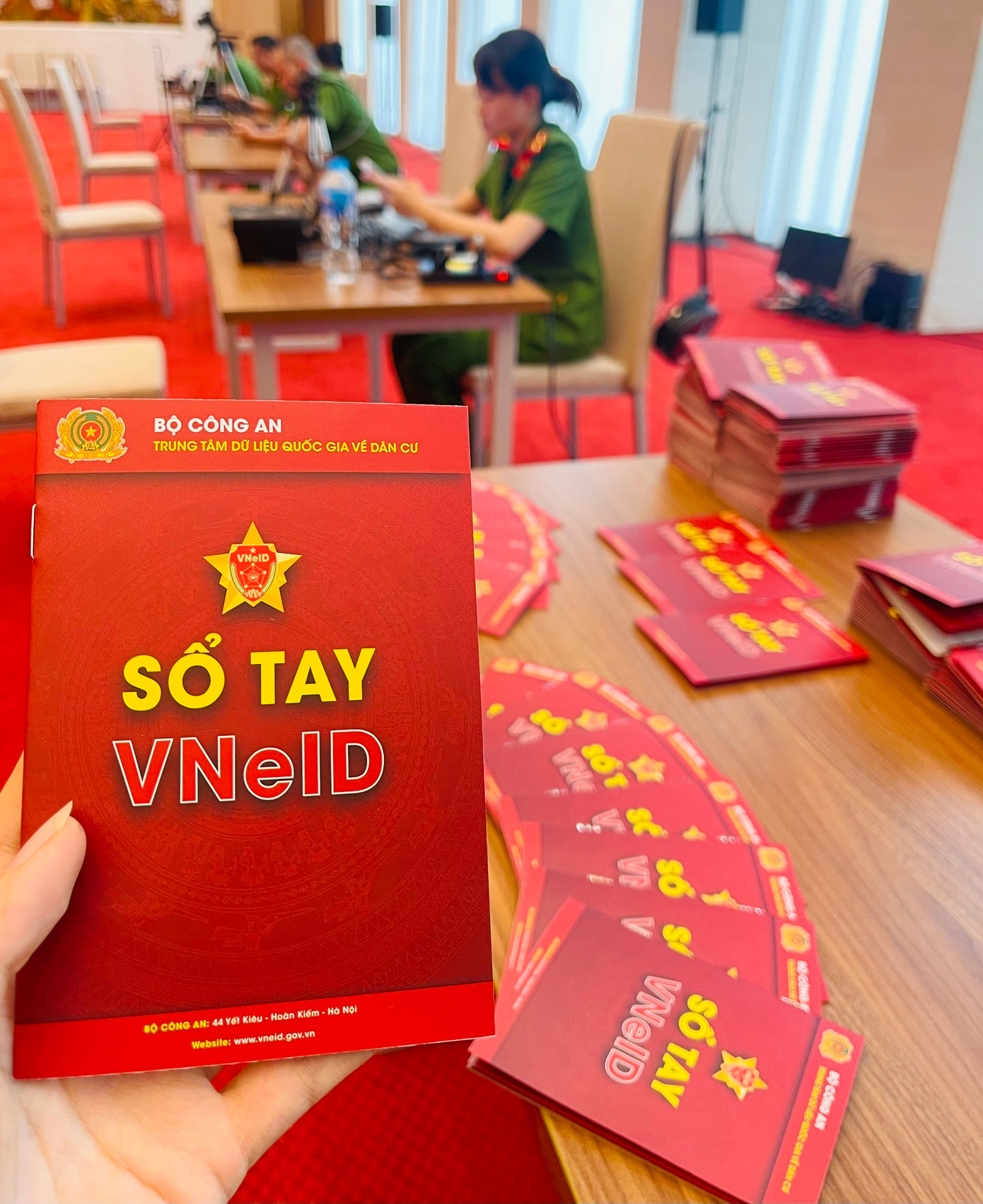 Sổ tay sử dụng ứng dụng VNeID. Sổ tay sử dụng ứng dụng VNeID.