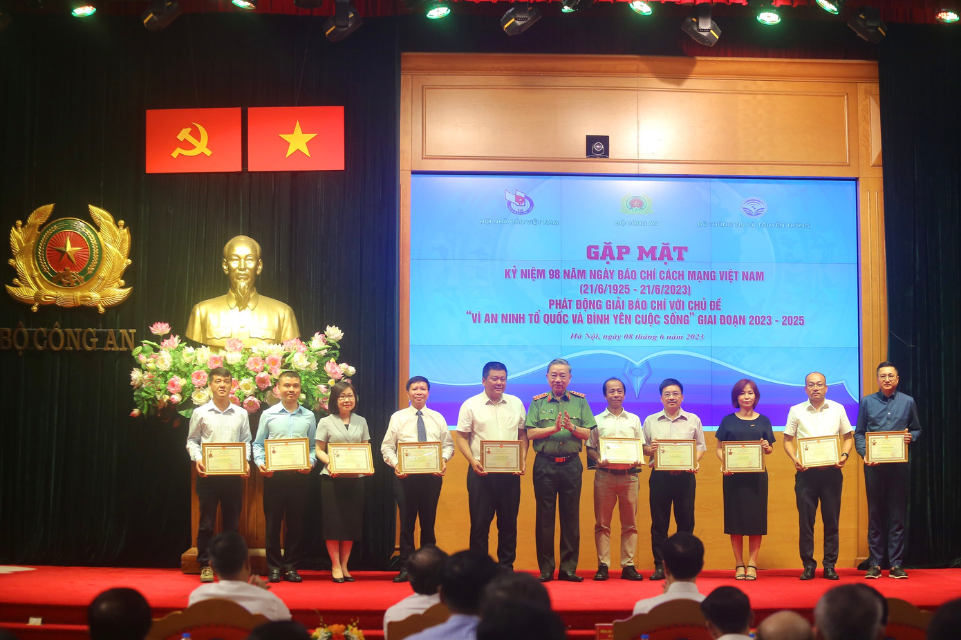 Đại tướng Tô Lâm - Bộ trưởng Bộ Công an cũng trao kỷ niệm chương “Bảo vệ an ninh Tổ quốc” cho 10 cá nhân thuộc các cơ quan báo chí trung ương có nhiều thành tích trong tuyên truyền bảo vệ an ninh trật tự. Ảnh: Duy Phạm