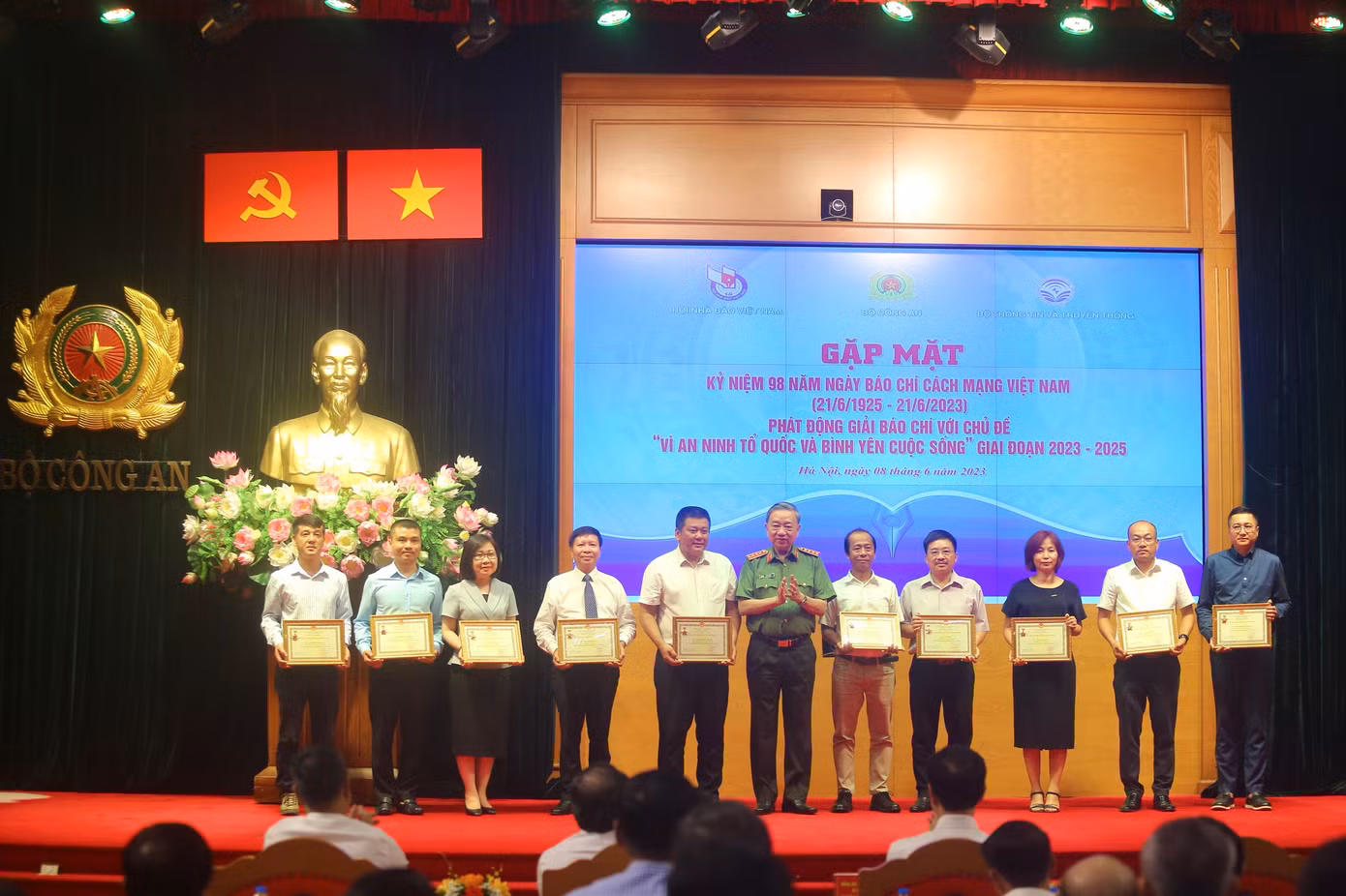 Đại tướng Tô Lâm - Bộ trưởng Bộ Công an cũng trao kỷ niệm chương “Bảo vệ an ninh Tổ quốc” cho 10 cá nhân thuộc các cơ quan báo chí trung ương có nhiều thành tích trong tuyên truyền bảo vệ an ninh trật tự. Ảnh: Duy Phạm