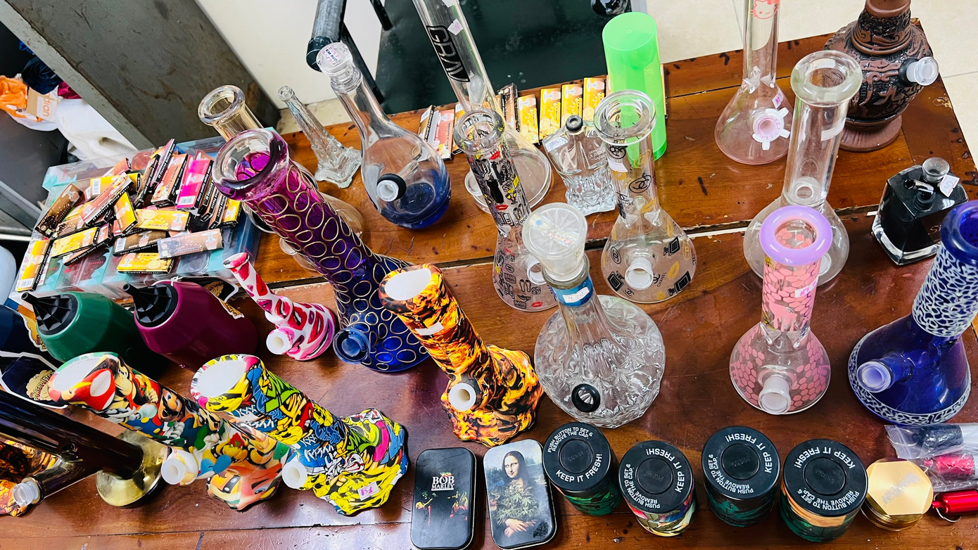 Nhiều dụng cụ sử dụng ma túy bị phát hiện. Nhiều dụng cụ sử dụng ma túy bị phát hiện.