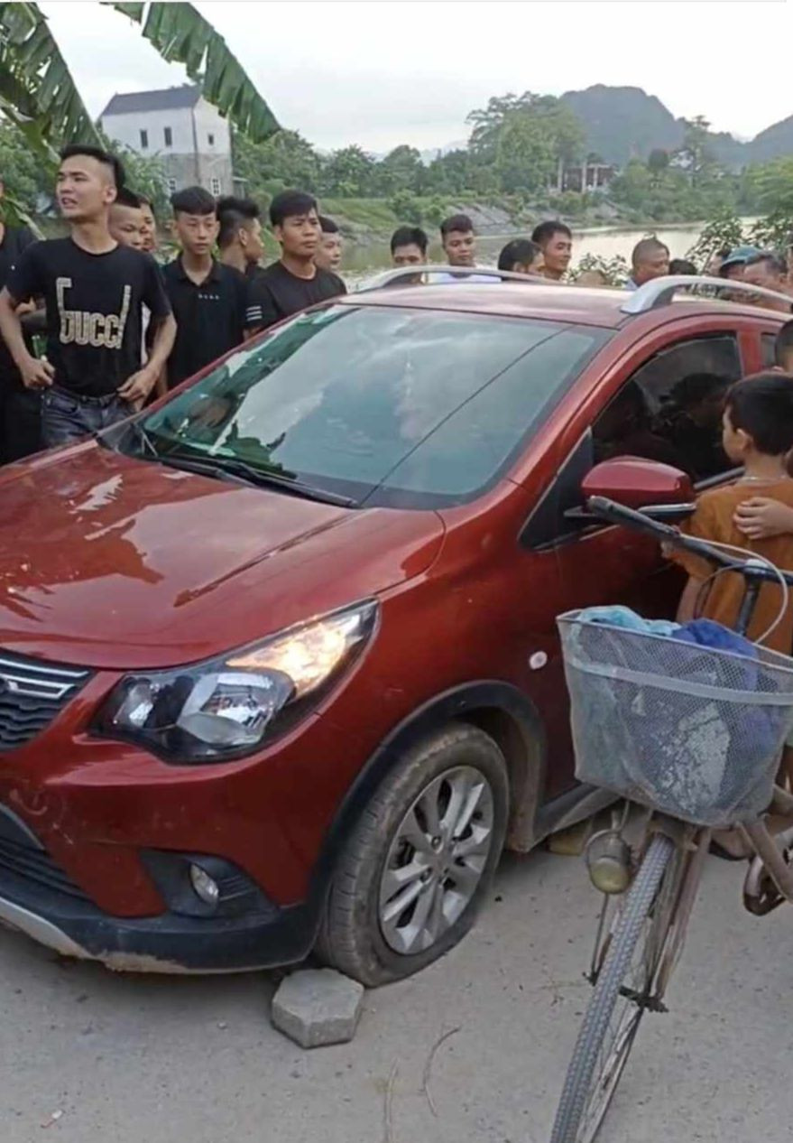 Người dân chặn ô tô của ba cán bộ công an ngày 26/6. Người dân chặn ô tô của ba cán bộ công an ngày 26/6.